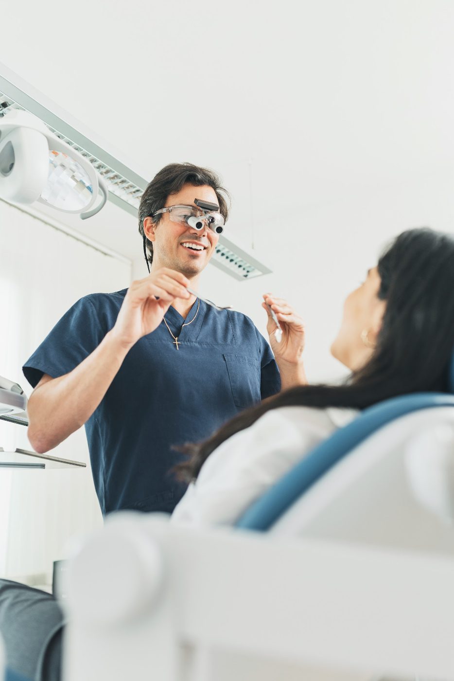 Dr. Rodríguez Ruíz erklärt einer Patientin die Aligner-Therapie am Behandlungsstuhl