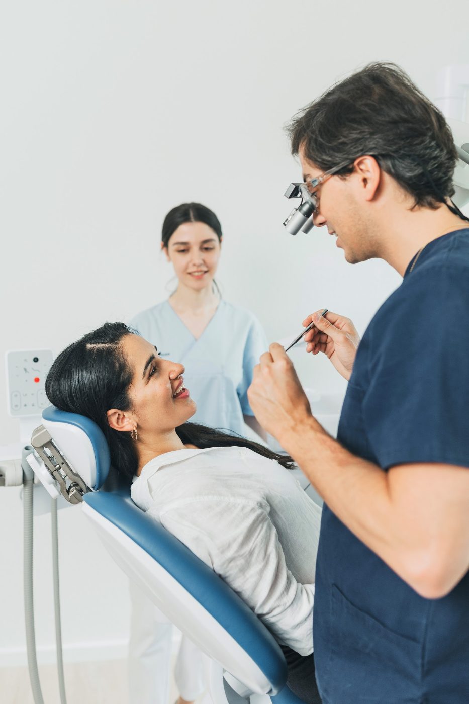 Kontrolluntersuchung einer Patientin bei A+ Dental