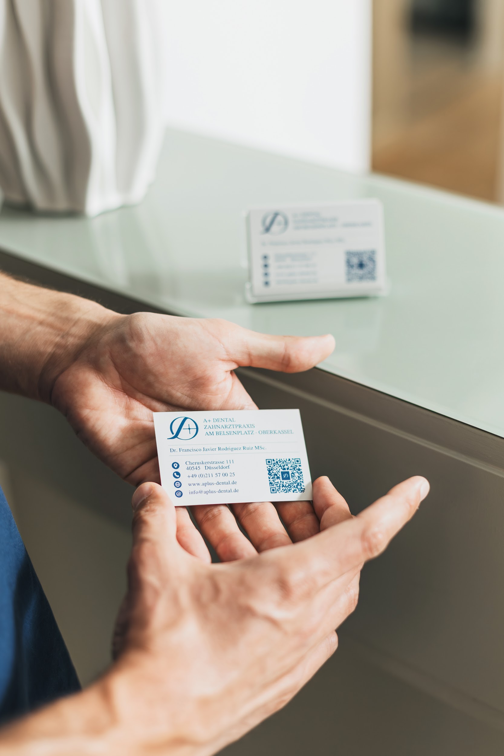 Terminkarte wird an eine Patientin übergeben