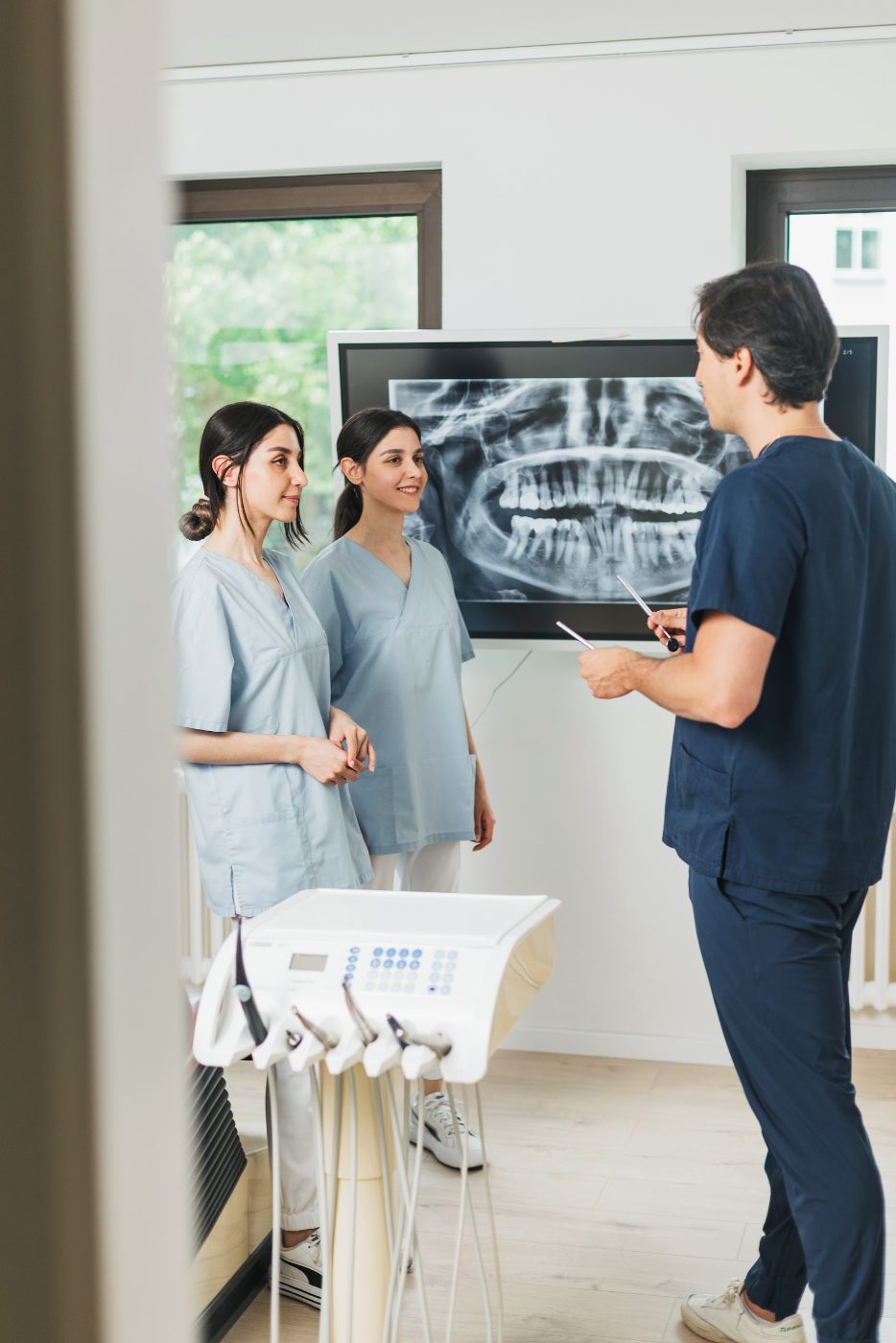 Digitale Röntgendiagnostik am Bildschirm in der Praxis A+ Dental