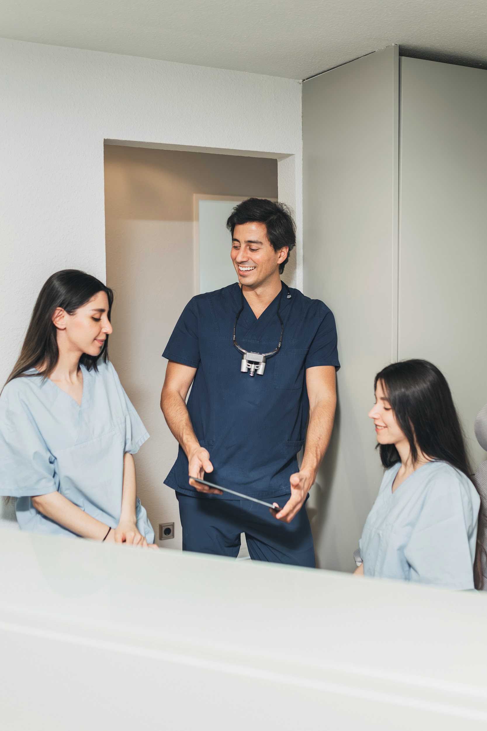 Dr. Rodríguez Ruíz im Gespräch mit dem Praxisteam