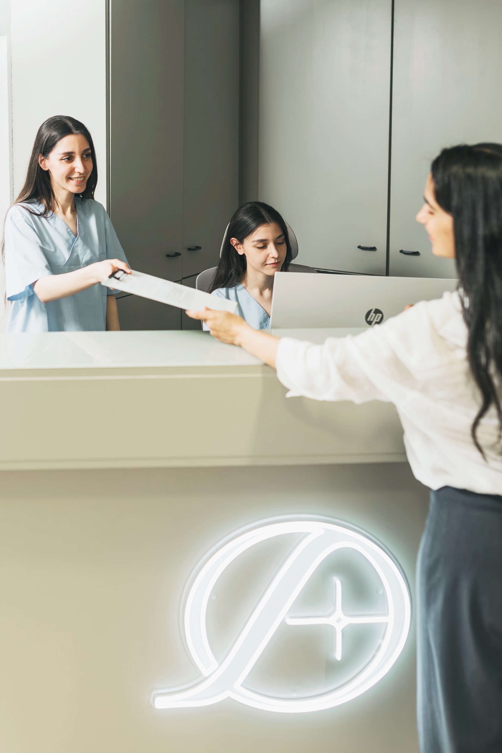 Zwei Mitarbeiterinnen am Empfang von A+ Dental