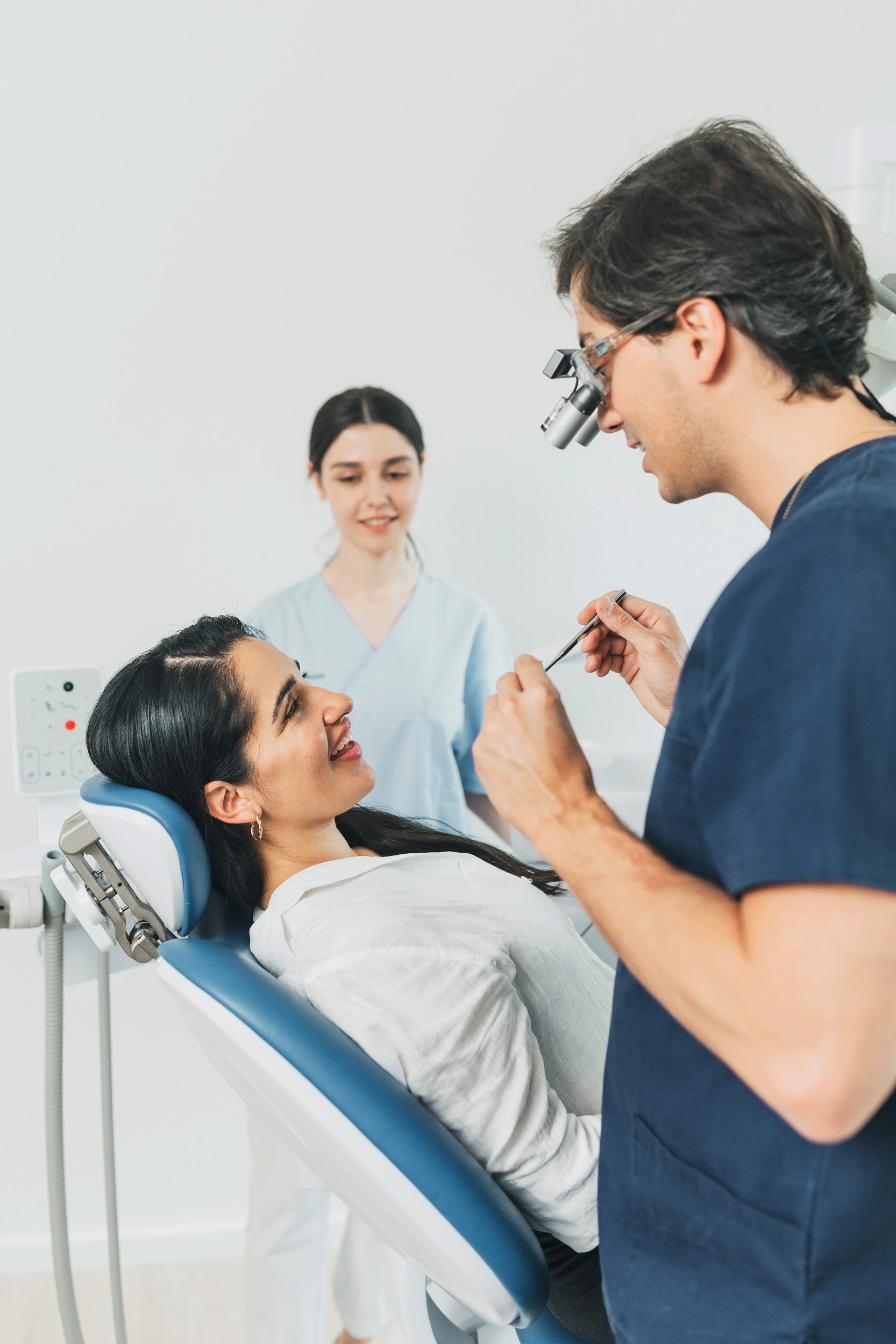 Behandlung am Stuhl mit Assistenz bei A+ Dental