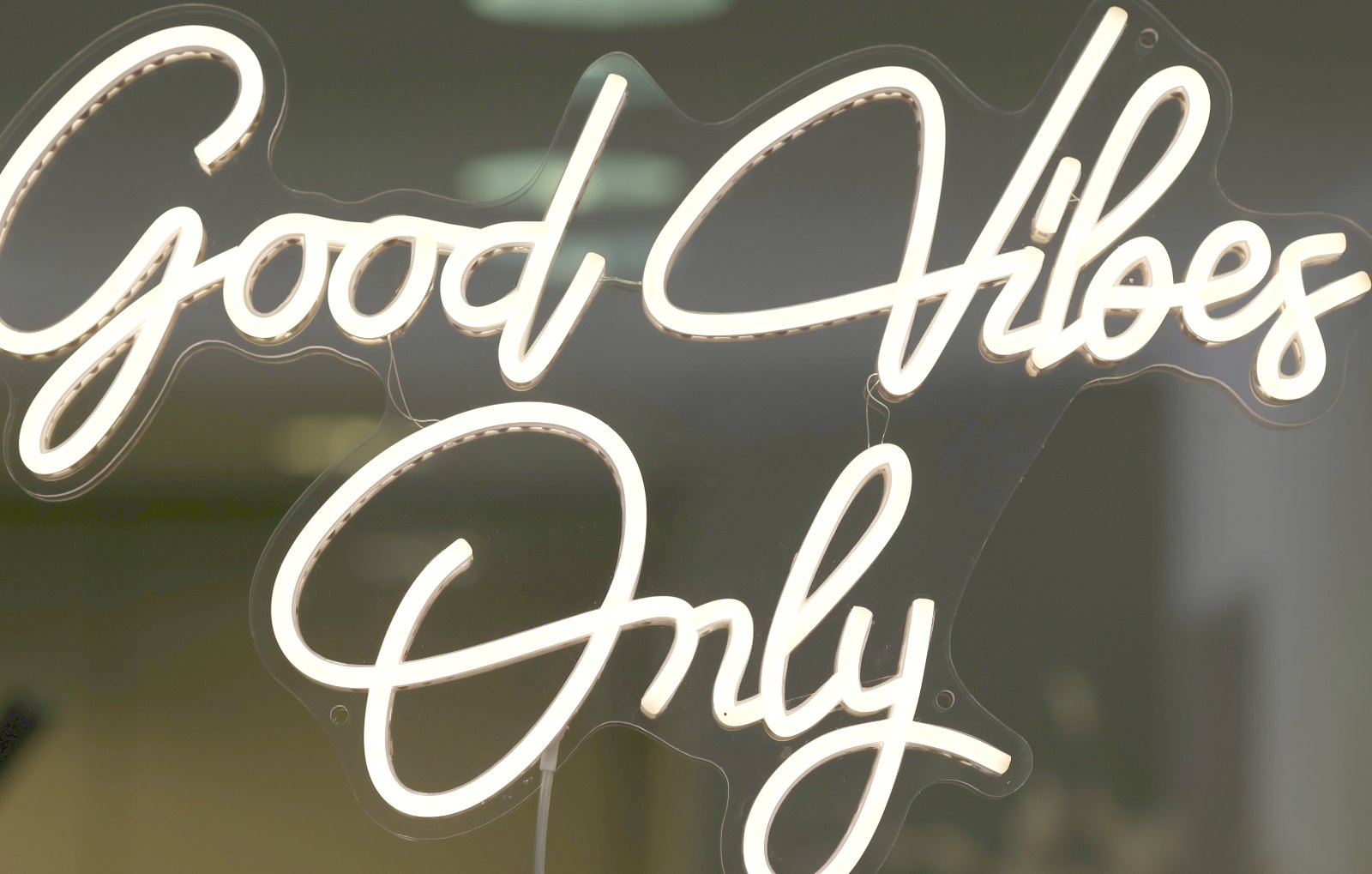 Leuchtschrift „Good Vibes Only“ in den Praxisräumen von A+ Dental